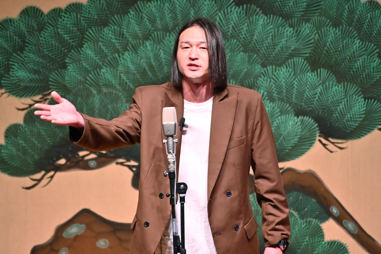 「青森県住みます芸人」の北野ごぼうさん。特産品や豪雪など、青森ならではの体験を緩急ある語り口で披露