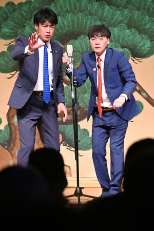 青森ゆかりの芸人「ガチネタ」で爆笑誘う あどばるーん企画「半熟寄席」«📸×9»