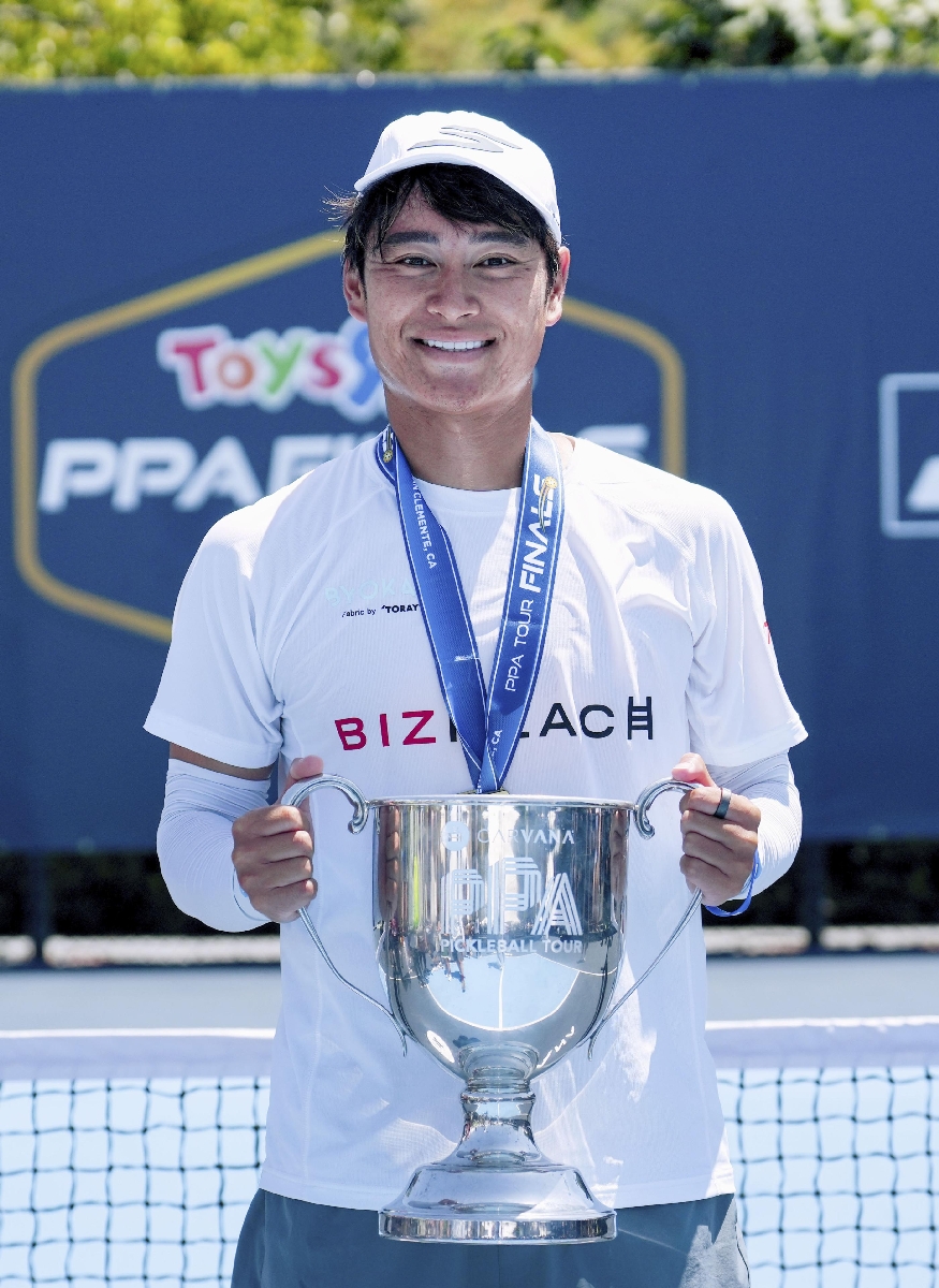 　ピックルボールのツアー大会、男子ダブルスで初優勝しトロフィーを手にする船水雄太＝５月、米カリフォルニア州サンクレメンテ（エースマネジメント提供、Ｌａｕｒｅｎ　Ｙｏｏｎ撮影）