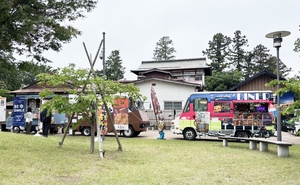 庭園に集結、キッチンカー 更上閣でガーデンレストラン始まる/八戸