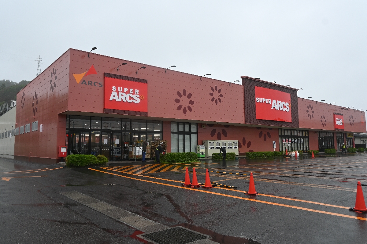 「スーパーアークス」としてリニューアルオープンする久慈長内店=5日、久慈市