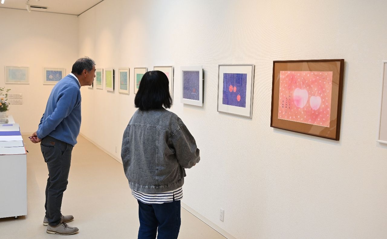 優しいタッチの作品が並ぶパステル画展