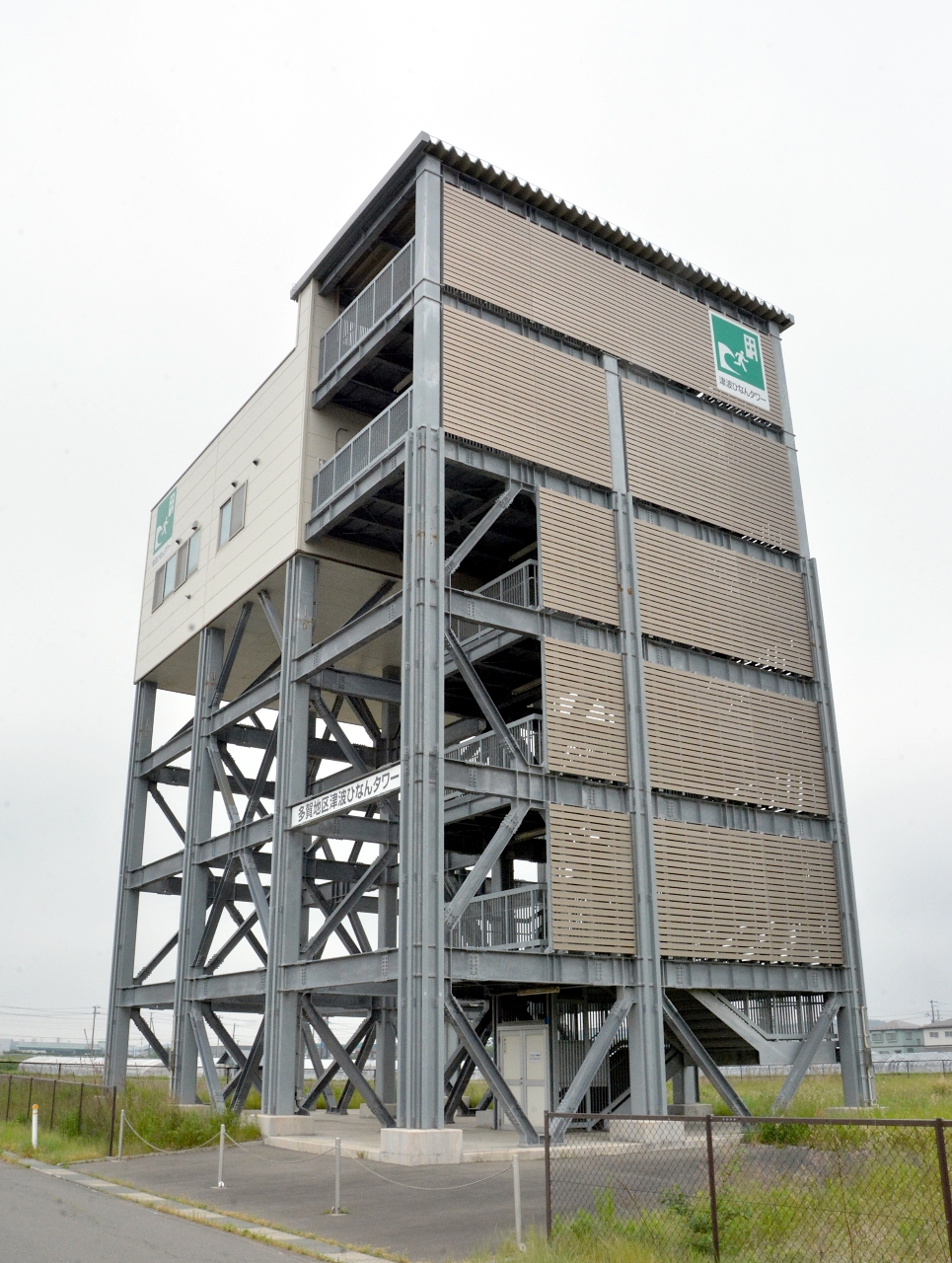 多賀地区にある津波避難タワー。同様の施設整備が根岸、下長両地区でも計画される=3日、八戸市市川町