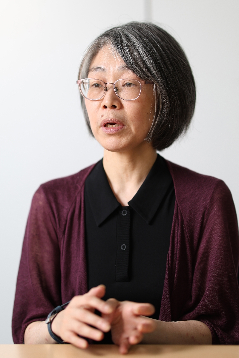 〔１〕今作では「政治の中央ではないところを描きたいという意識があった」と語る澤田瞳子さん＝東京都千代田区