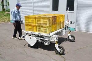農家は収穫に“全集中”　追従機能付きの運搬車開発／十和田・ササキコーポレーション