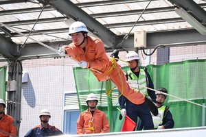 ロープブリッジ渡過、引揚救助など7種目、訓練の成果競う 八戸消防本部が救助技術大会