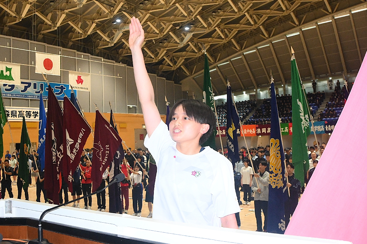 決意を述べる青森山田女子バドミントン部の德永結妃主将＝５日、青森市マエダアリーナ