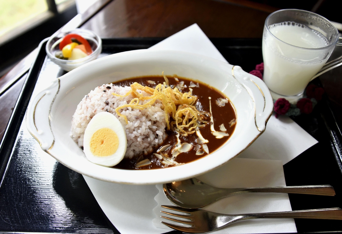 　デ・ラランデ邸内のカフェで食べたハヤシライス＝東京都小金井市