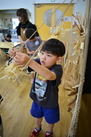 割いて束ねてアートに夢中 八戸・根城こども園、木の削りくずでワークショップ