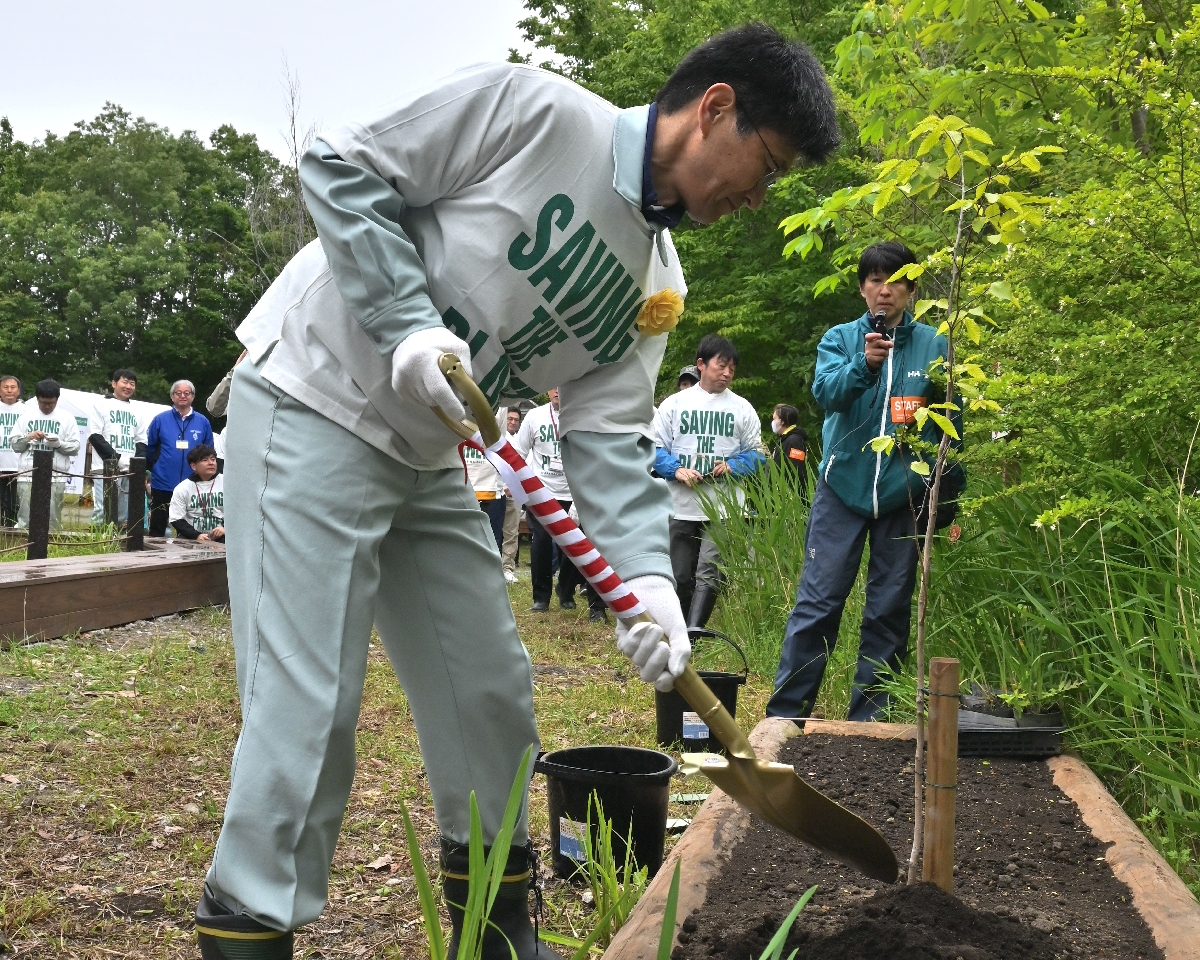 記念植樹を行う成田光寿町長