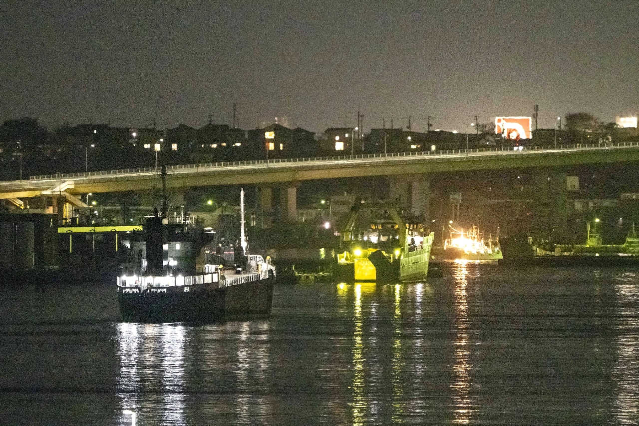 津波警報を受けた避難を終え、八戸港内に戻る船=4月20日