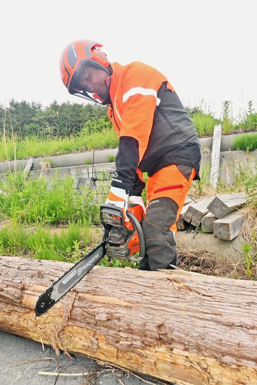 林業に不可欠なチェーンソー。中東情勢の悪化が青森県南地方の林業にも影響を及ぼしている=5月、五戸町