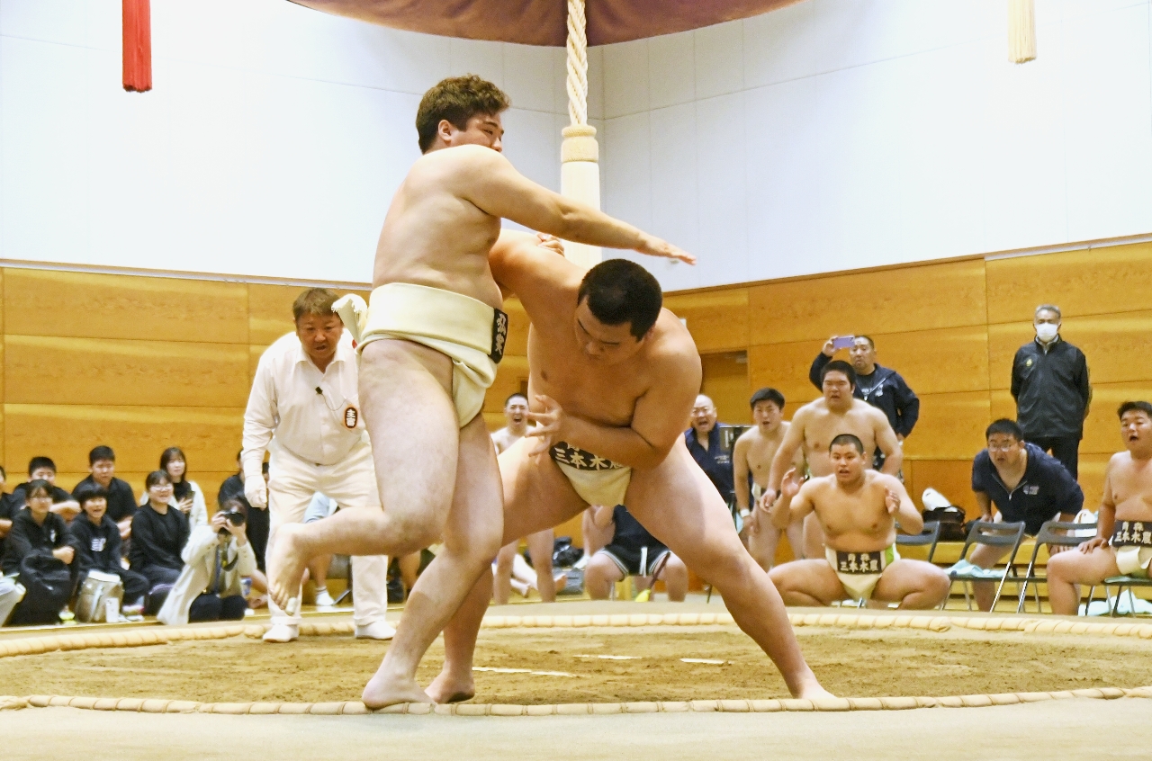 【相撲団体リーグ戦・弘前実―三農恵拓】二陣戦、三農恵拓は金田和馬（右）が押し出しで勝ち、１―１とする＝県武道館