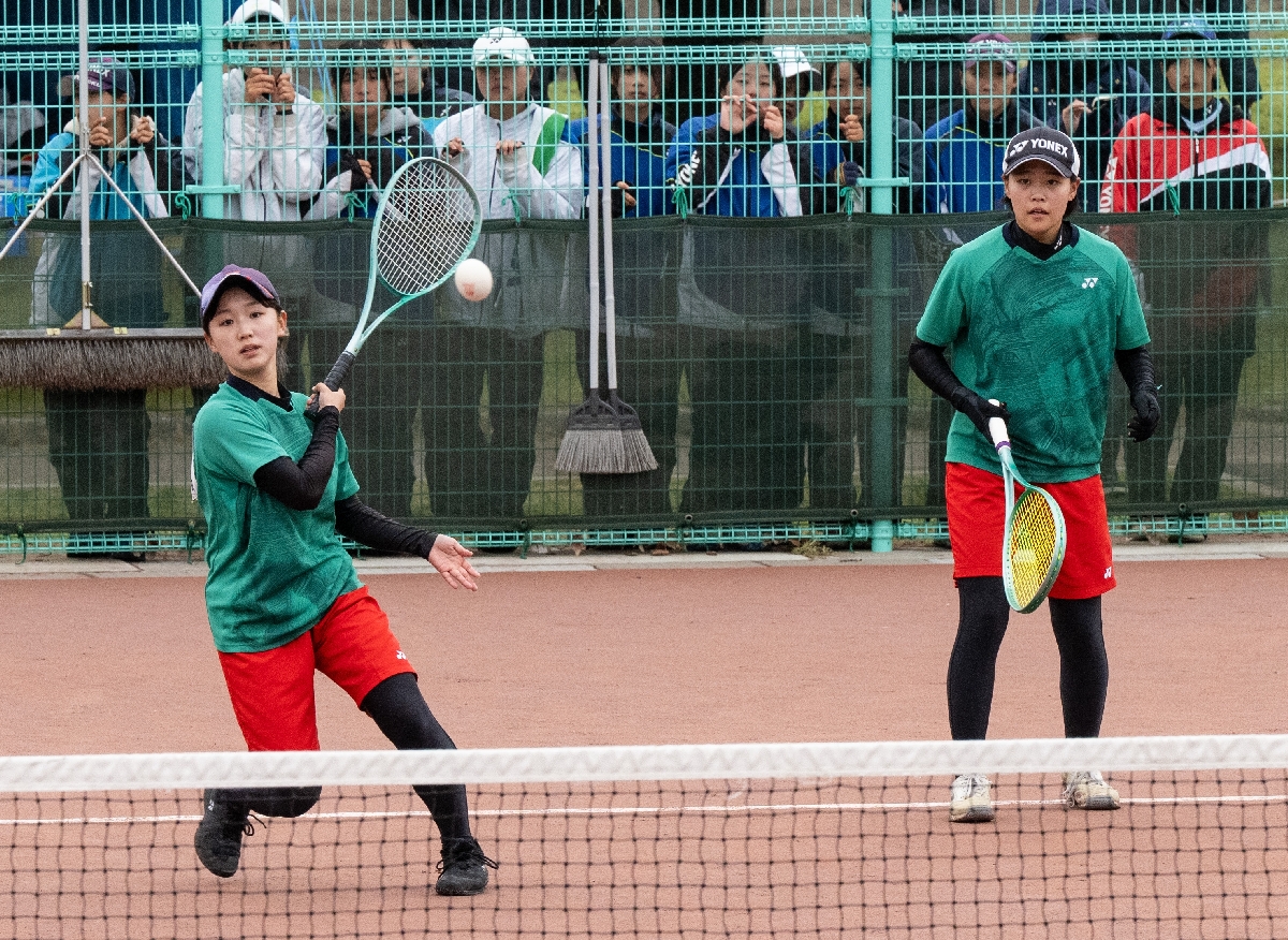 【ソフトテニス女子決勝・工大一―弘前】ストレート勝ちを収めた工大一の高橋陽奏(左)、岩渕咲荻ペア=八戸新井田公園テニスコート