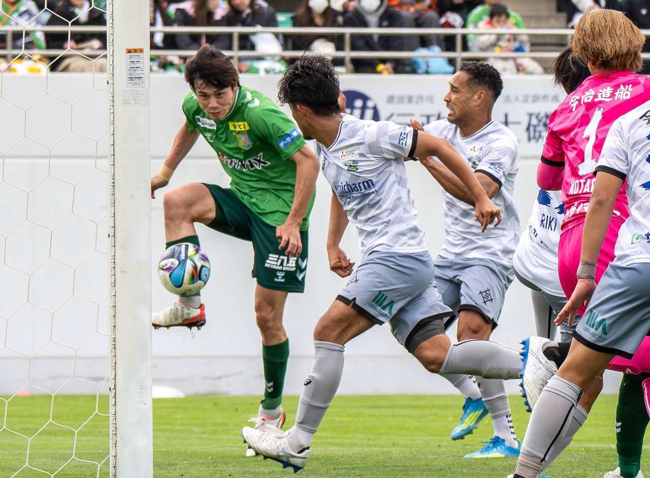 【ヴァンラーレ八戸―FC今治】後半42分、八戸はコーナーキックから澤田雄大(左)がシュートを決め1-1の同点とする=八戸市プライフーズスタジアム