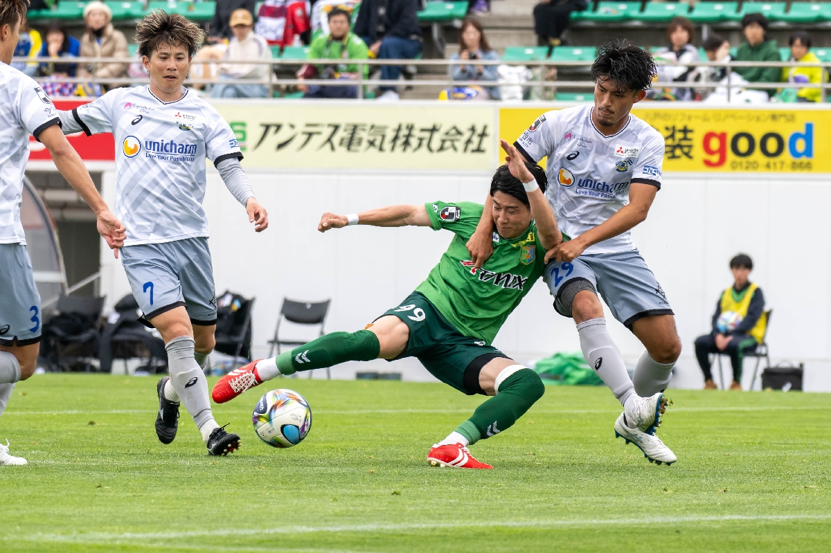 【ヴァンラーレ八戸―FC今治】前半、競り合う中野(中央)=八戸市プライフーズスタジアム