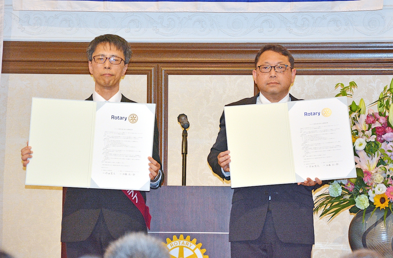 創立30周年記念事業として協定を結んだ六ケ所ロータリークラブの加藤弘一郎会長(左)と青森県立六ケ所高の作田宏之校長