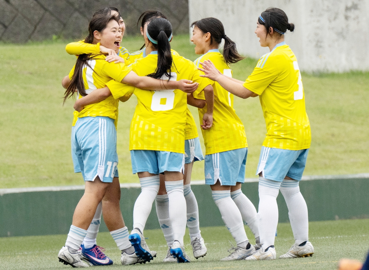 【サッカー女子決勝・八学光星―工大二】後半、勝ち越しゴールを決めた永坂夢羽(左)と喜ぶ八学光星イレブン=五戸ひばり野公園サッカー場