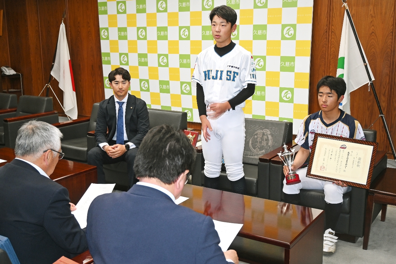 全国大会などに向けた意気込みを披露した(右から)膳棚水翔選手、川尻龍成選手