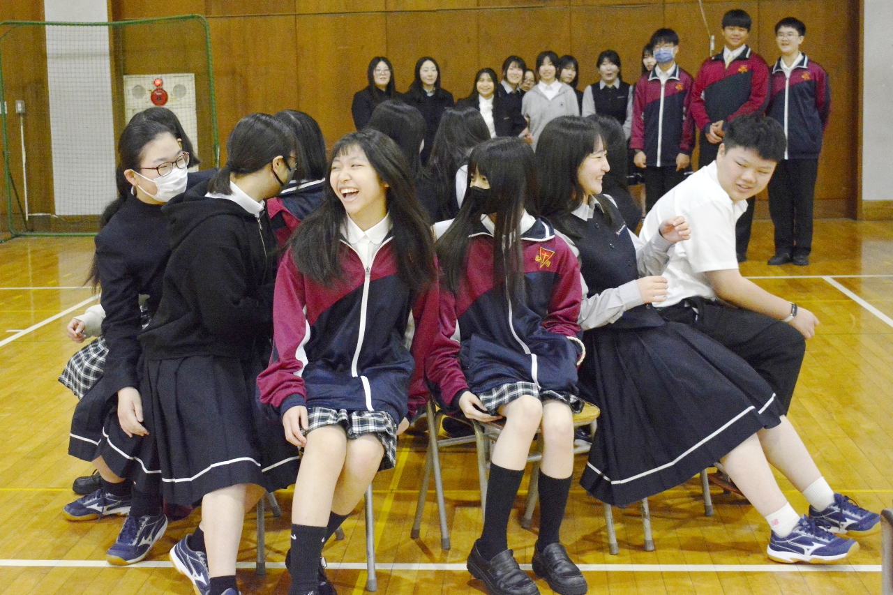 椅子取りゲームをする生徒ら