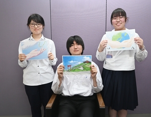 戦時下の記憶、本でつなぐ 八戸東高の3人、戦争体験者へ取材 NPO法人「なんぶねっと」のプロジェクト参加