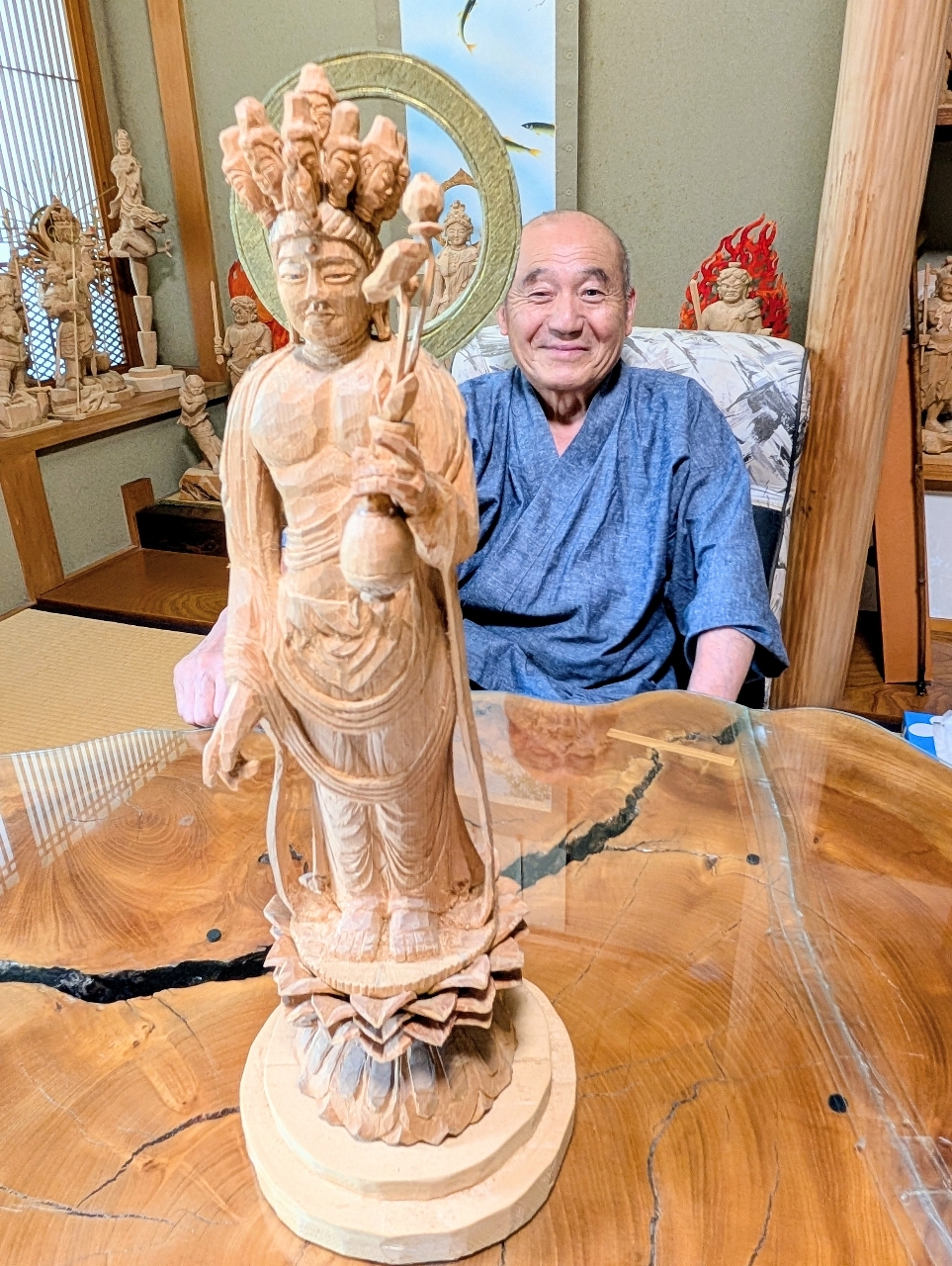 2回目の仏像展に向けて準備する小井川年夫さん