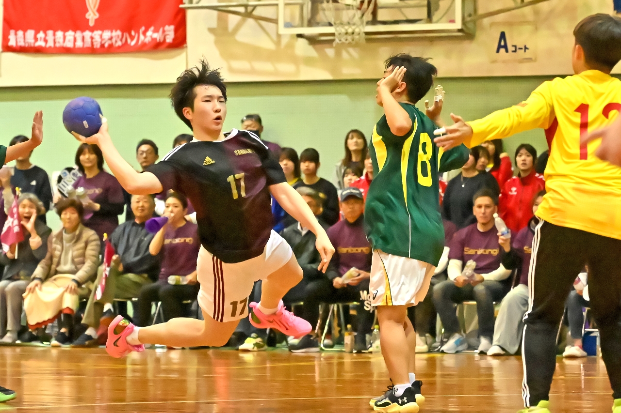【ハンドボール男子・三本木―青森商】後半、三本木は関隼人(左)がシュートを決め、14―18と追い上げる=野辺地町立体育館