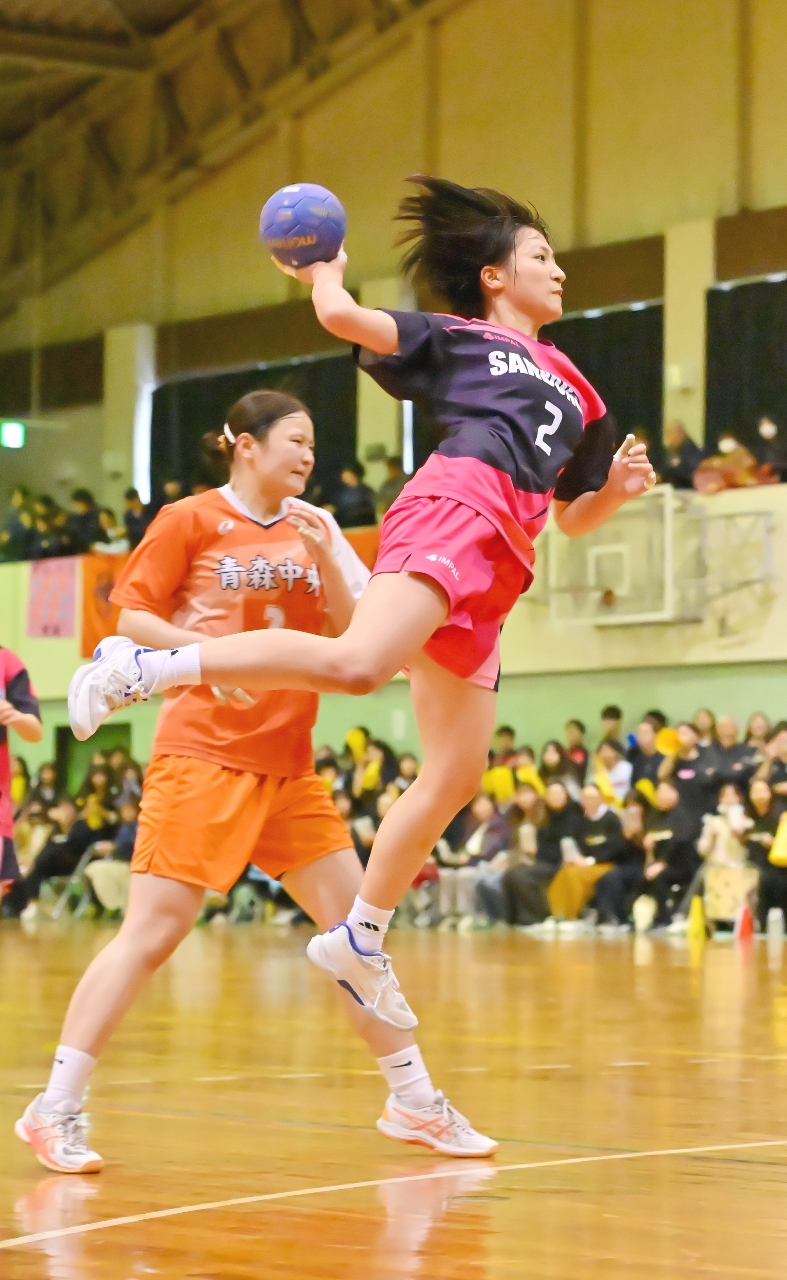 【ハンドボール女子決勝・青中央―三本木】後半、三本木は櫻田陽奈(右)がシュートを決め、14―14の同点に追いつく=野辺地町立体育館