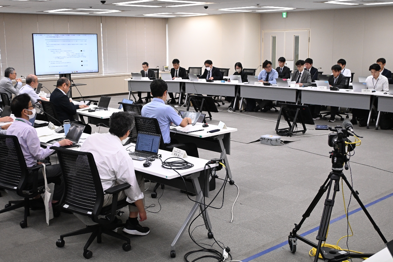 日本原燃が全体計画に基づく説明を一通り終えた再処理工場の審査会合=8日、東京都内