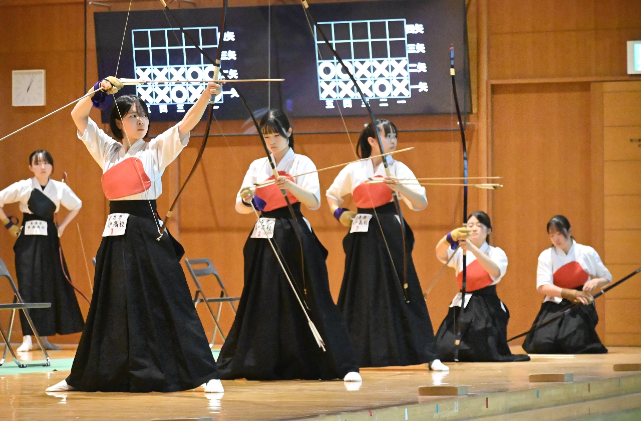【弓道女子団体決勝】優勝した八戸の（左から）中野真心、河目心咲、木村美音、深畑百花、櫻庭恵梨＝県武道館