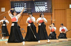 【県高総体】八戸62年ぶり優勝 「私が流れを作る」主将中野、チーム引っ張る/弓道団体女子