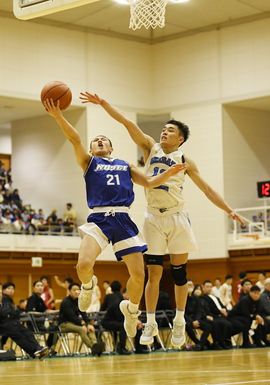 【バスケットボール男子決勝・八学光星―柴田】第3クオーター、八学光星は角谷光煌斗(左)がシュートを決め、51―23とリードを広げる=県武道館