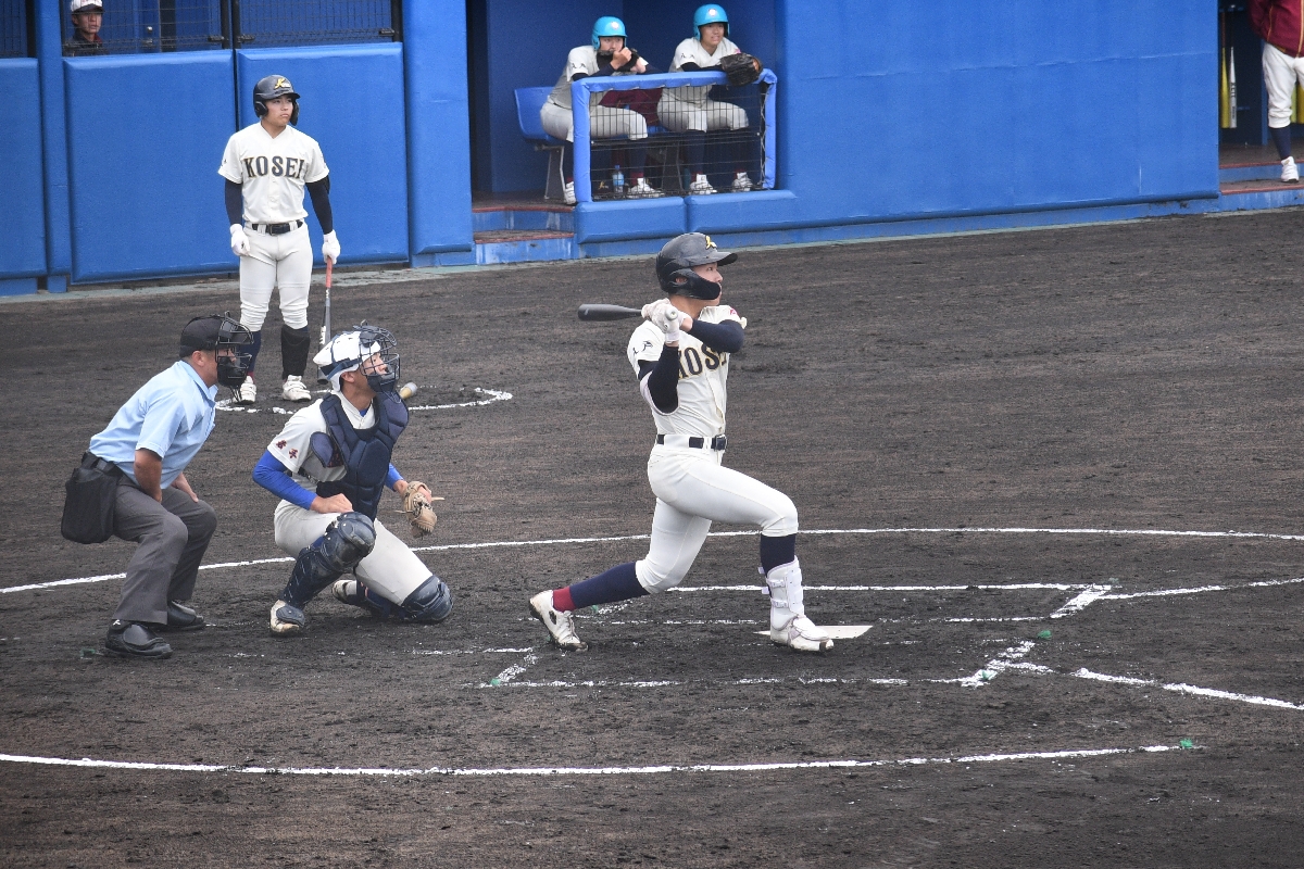 【盛岡大付―八学光星】初回八学光星２死二、三塁、新谷契夏が右越え適時二塁打を放ち、２点を先制する＝青森市ダイシンベースボールスタジアム