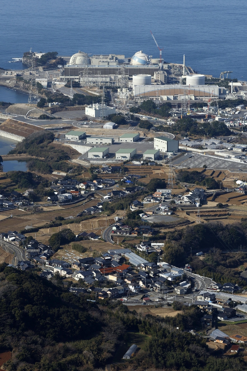 九州電力玄海原発(奥)が立地する佐賀県玄海町=1月
