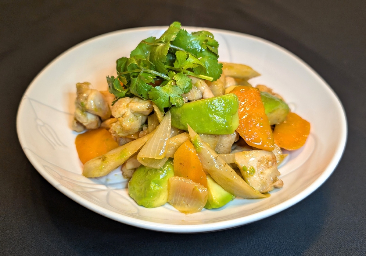 鶏肉と野菜、アボカドのナンプラーソテー