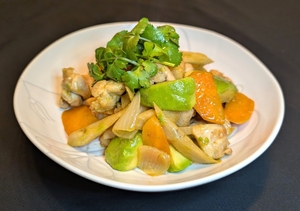 【今週のレシピ】シェフの家庭料理「鶏肉と野菜、アボカドのナンプラーソテー」