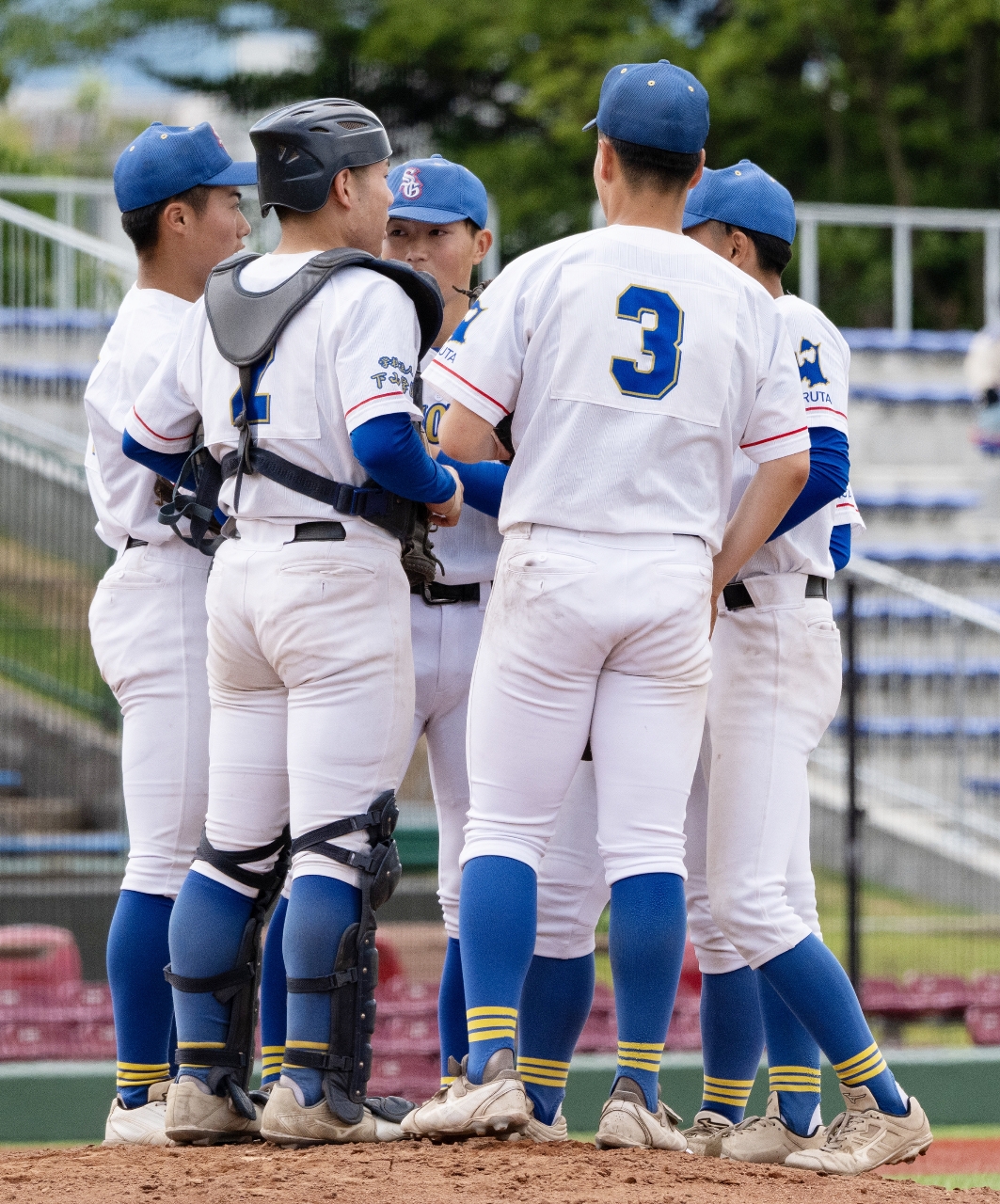 【1回戦・下山学園―東海大山形】2回、無死満塁のピンチでマウンドに集まる下山学園ナイン=弘前はるか夢