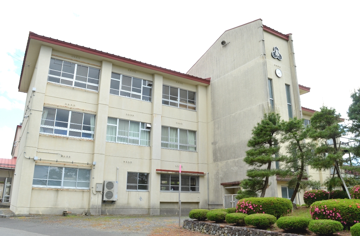 27年度の募集停止が発表された県立大野高=9日、洋野町大野