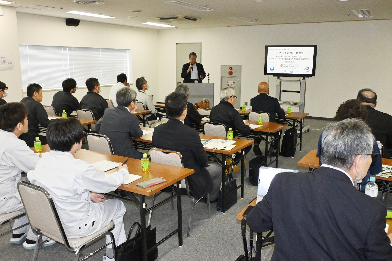 産業ロボットの導入事例や生産性向上について学ぶ参加者=9日、青森市