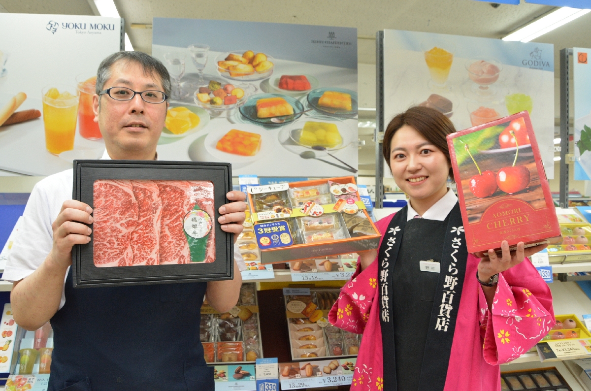 おすすめギフトをアピールするスタッフ＝１０日、さくら野百貨店八戸店
