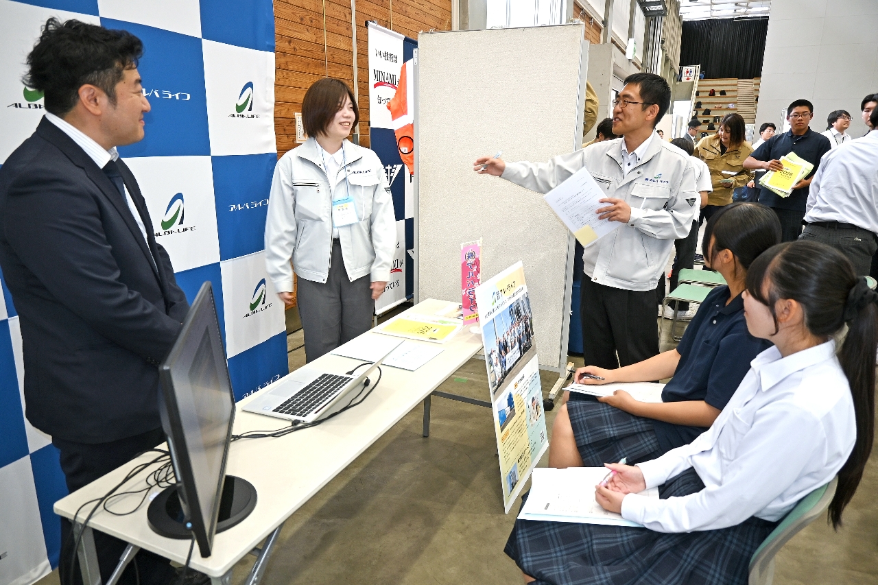 地元企業が高校生に仕事内容をＰＲした合同企業説明会＝１０日、二戸市