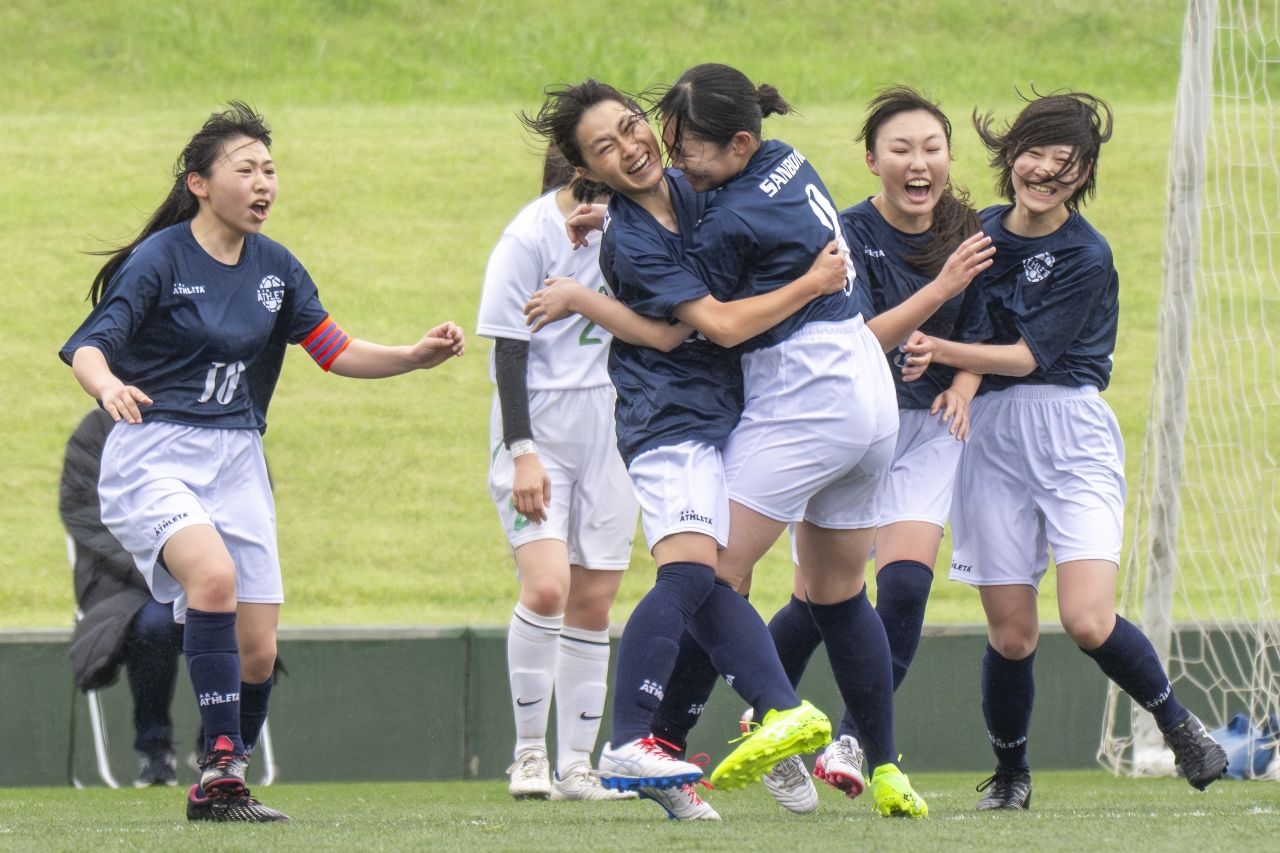 サッカー女子1回戦、三沢戦後半で得点して喜び合う三本木の選手