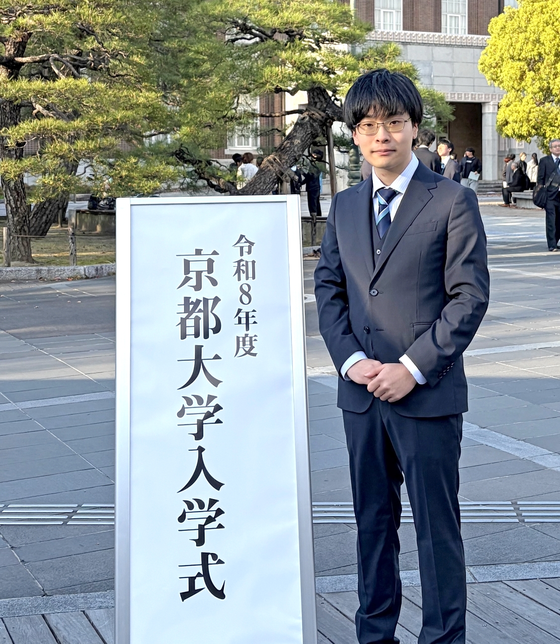 目の難病に負けず、京都大法学部に合格した原一颯さん=4月上旬、京都市(家族提供)