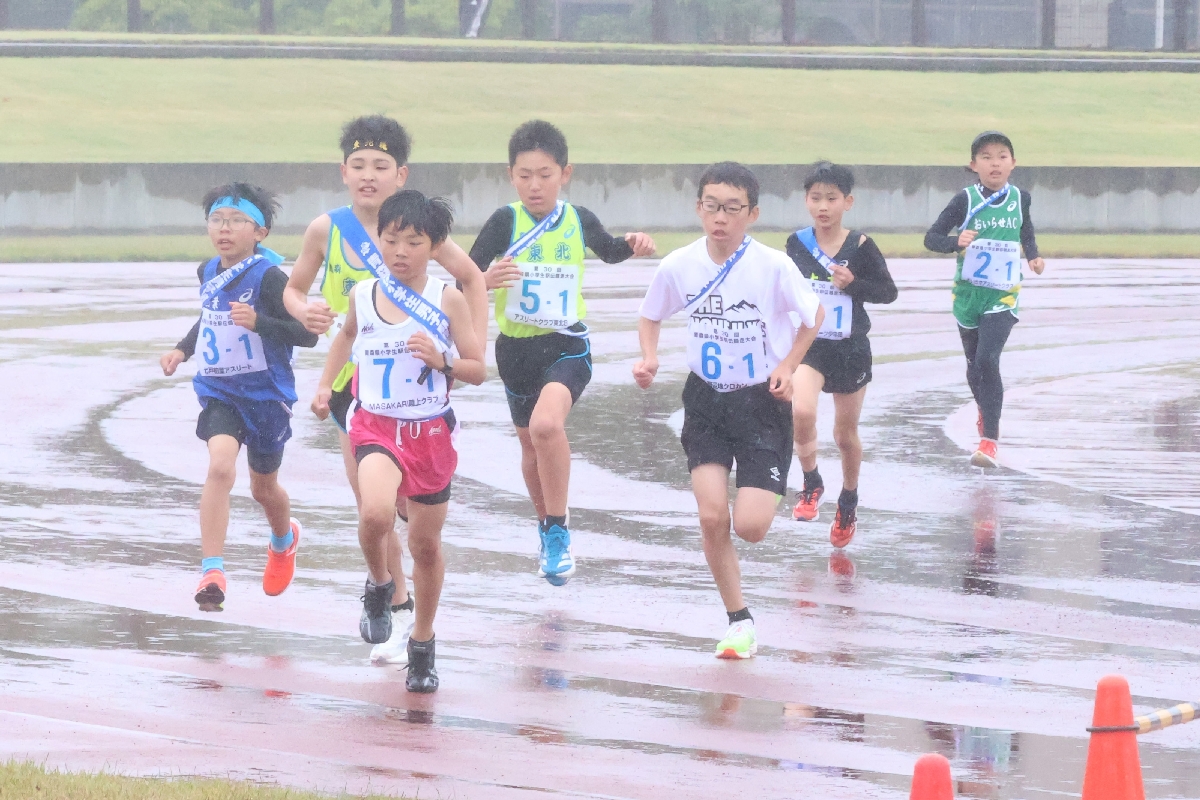 チームの勝利に向けて力走する選手（東北町提供）