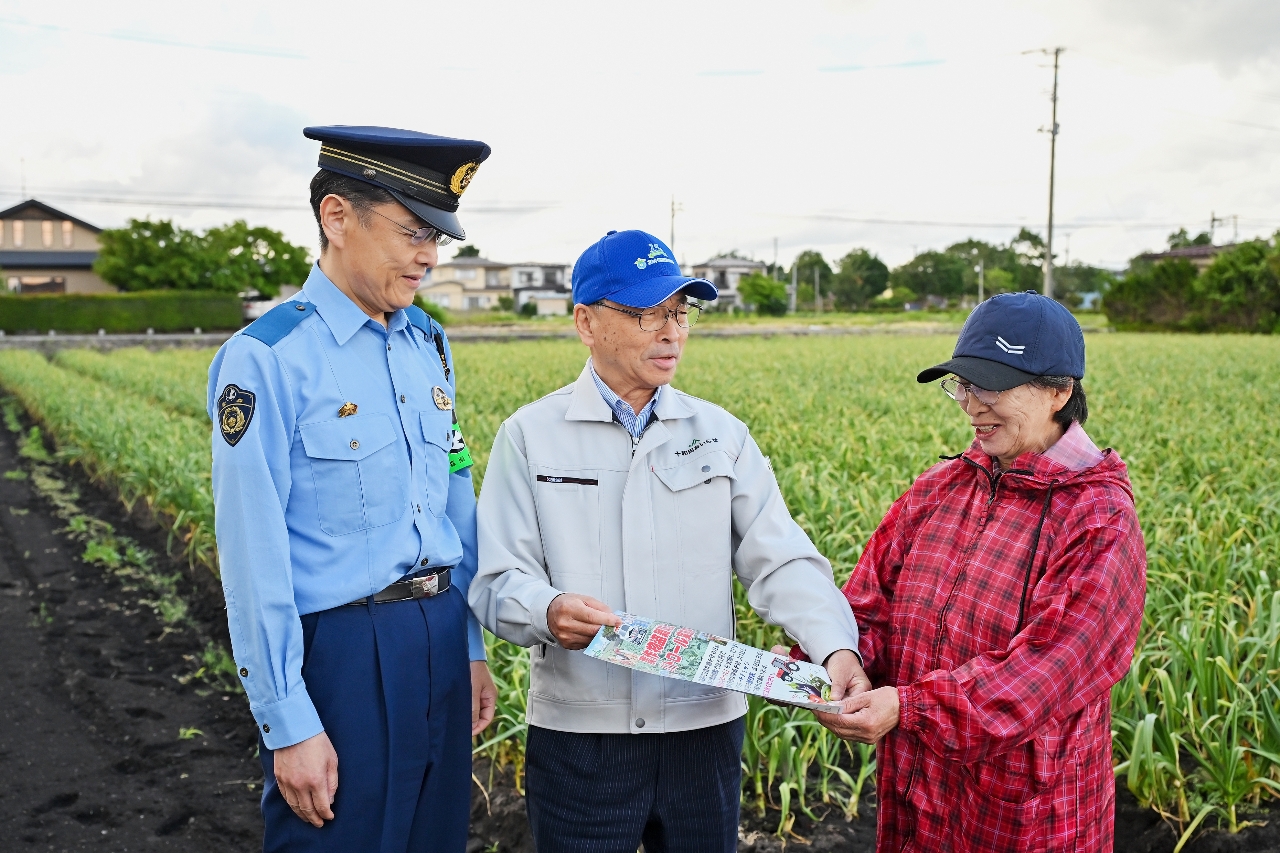 農作物の盗難に注意を呼びかける畠山一男組合長（中央）と中村彰宏署長（左）