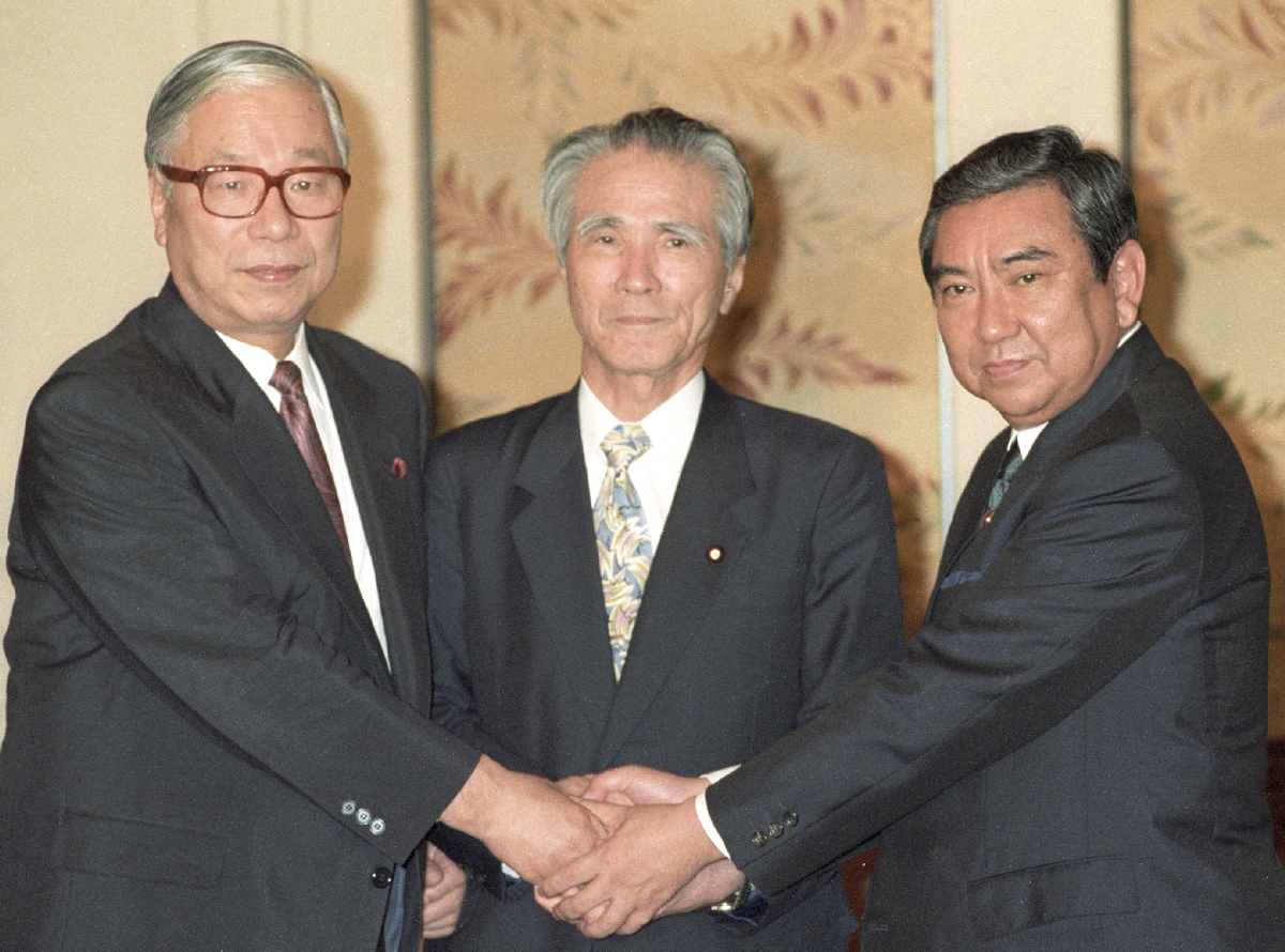　１９９４年６月、連立政権・組閣についての党首会談前に握手を交わす（左から）武村正義・新党さきがけ代表、社会党の村山富市新首相、河野洋平・自民党総裁＝国会