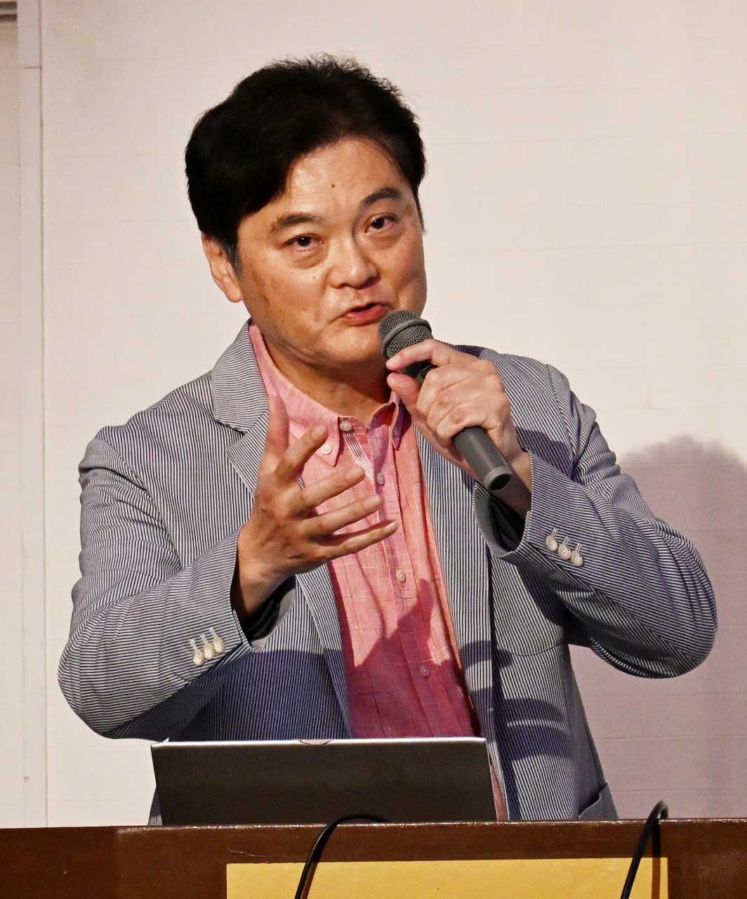 講演する荒井太郎氏=11日、八戸プラザアーバンホール