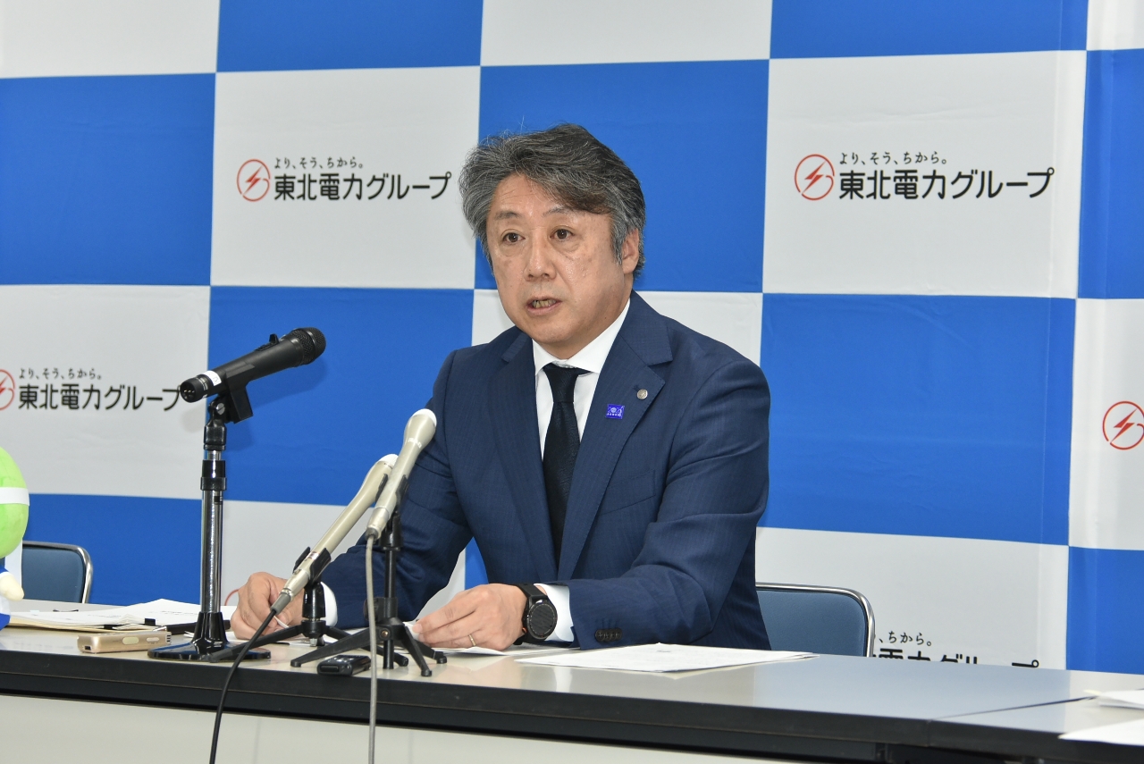 中東情勢の悪化に伴う電気料金への影響の見通しを示す下屋敷聡支店長=11日、青森市内