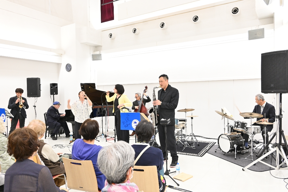 青森県内で活動するシンガー奏子Kさん(左から3人目)と作曲家で演奏家の華子ヘンティさん(中央)も出演し、ステージに花を添えた