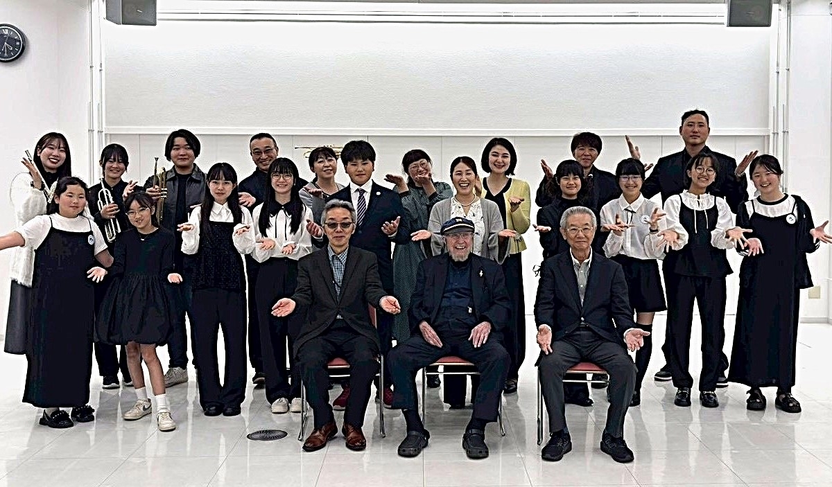 軽快なリズムで聴衆を魅了した八戸ジャズ楽団のメンバーら。前列中央はデビッド・マシューズさん。